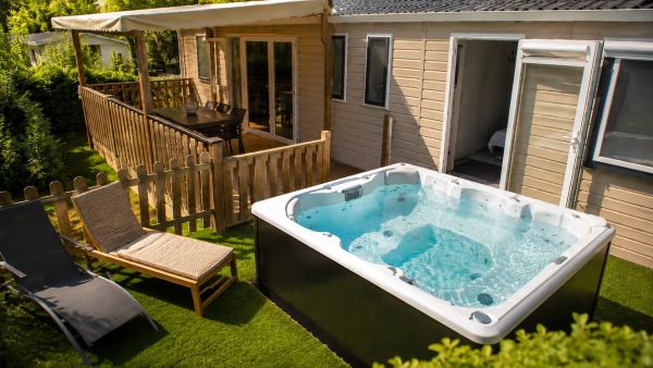 Opter pour un mobil home avec jacuzzi en Vendée pour un séjour relaxant